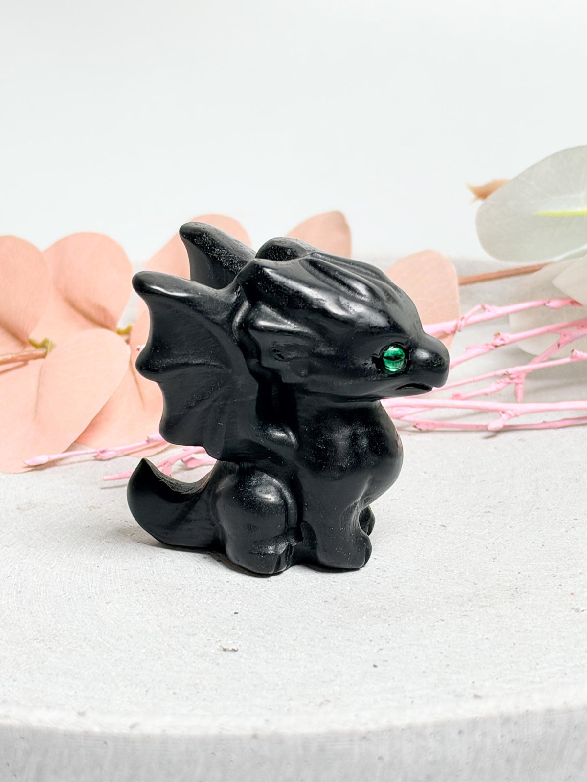 Schwarzer Obsidian Drache ca. 5,4 cm Edelstein Drachenfigur mit grünen Augen Kristall Drache Schutzstein Deko 82 g