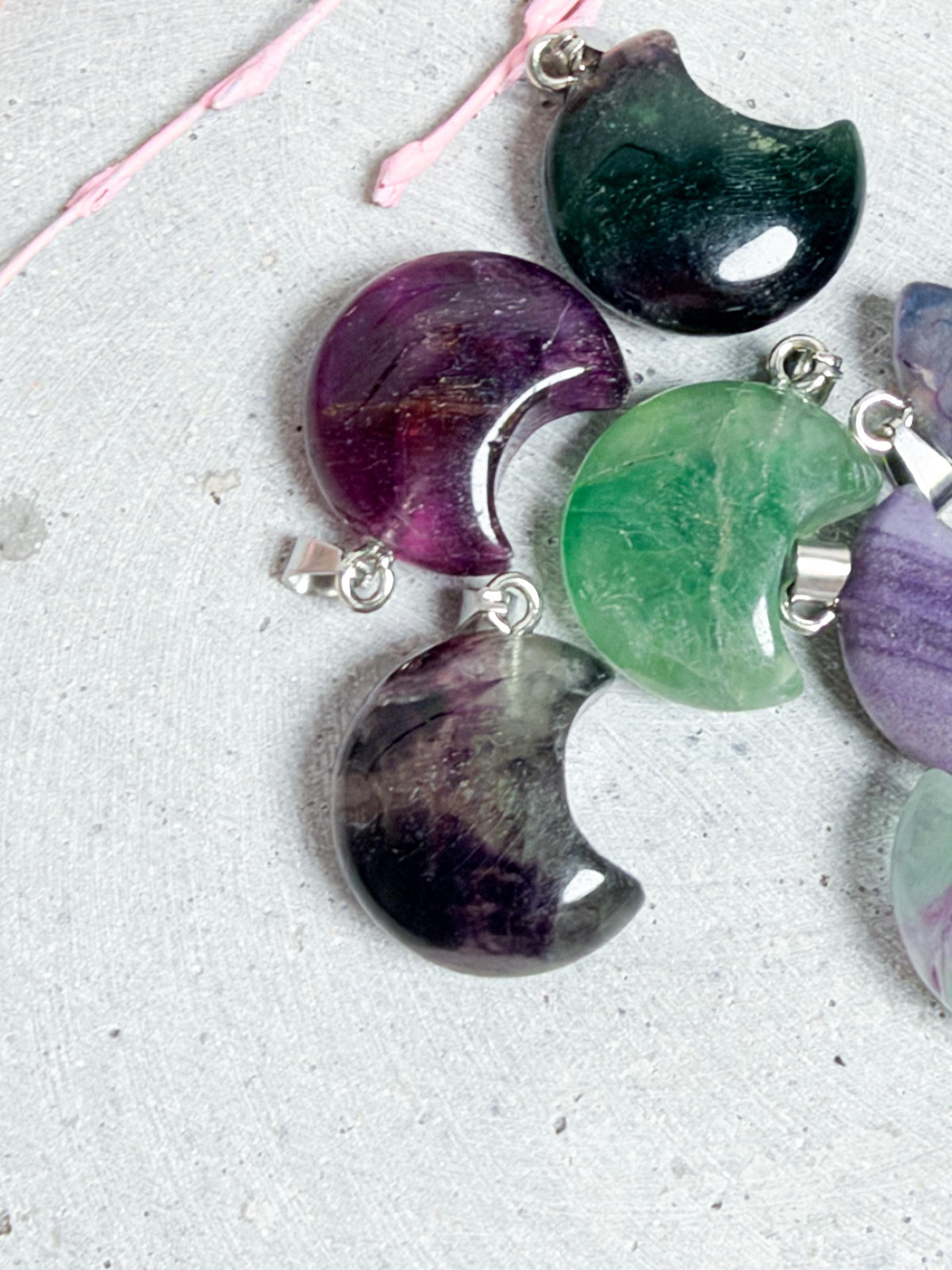 Fluorit Mond Anhänger ca. 2 × 1,6 cm Edelstein Kettenanhänger grüner lila Fluorit Kristall Halbmond Schmuck verschiedene Farben