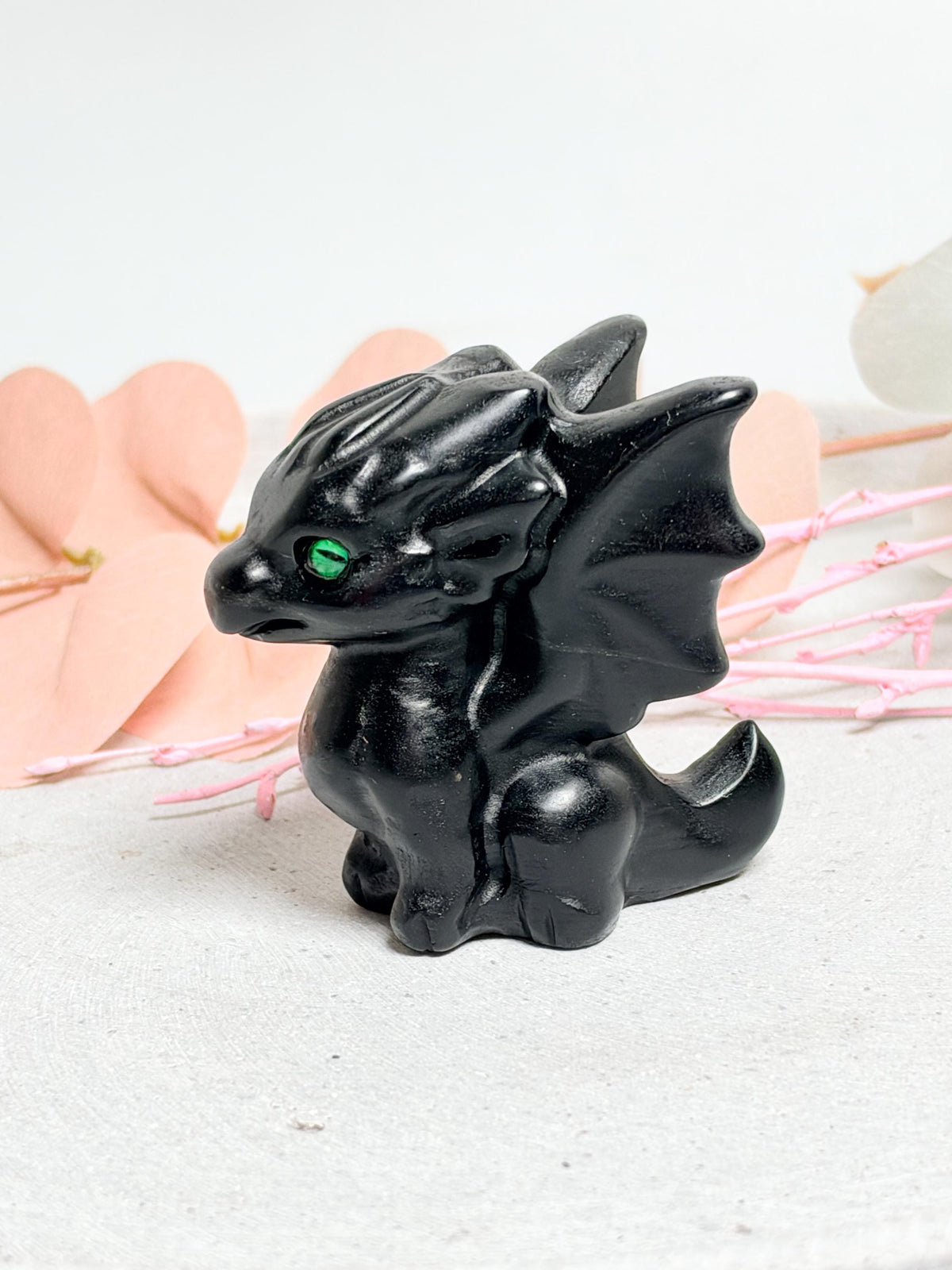 Schwarzer Obsidian Drache ca. 5,4 cm Edelstein Drachenfigur mit grünen Augen Kristall Drache Schutzstein Deko 82 g