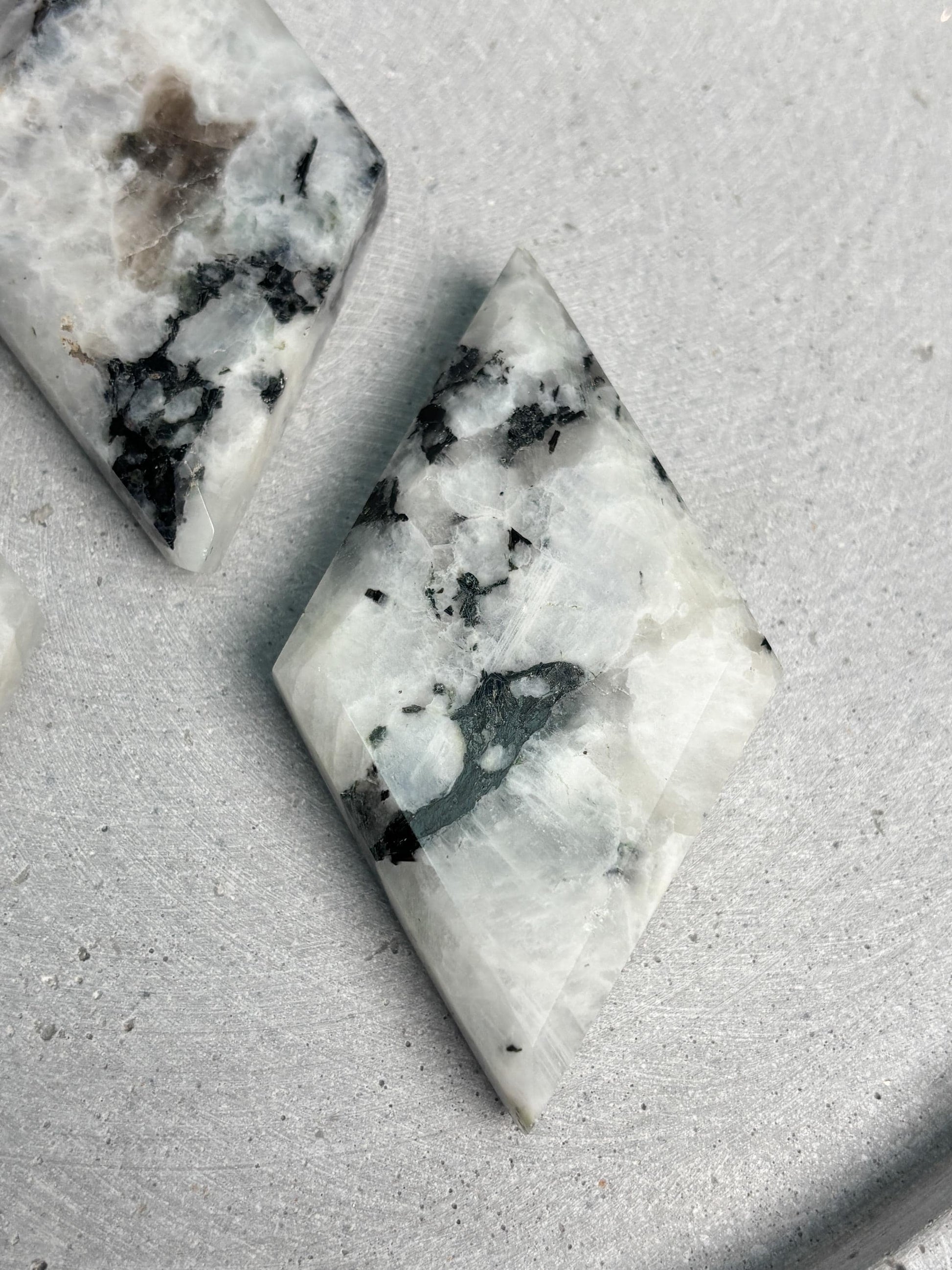 Weißer Labradorit Diamant schimmernd Naturstein Deko