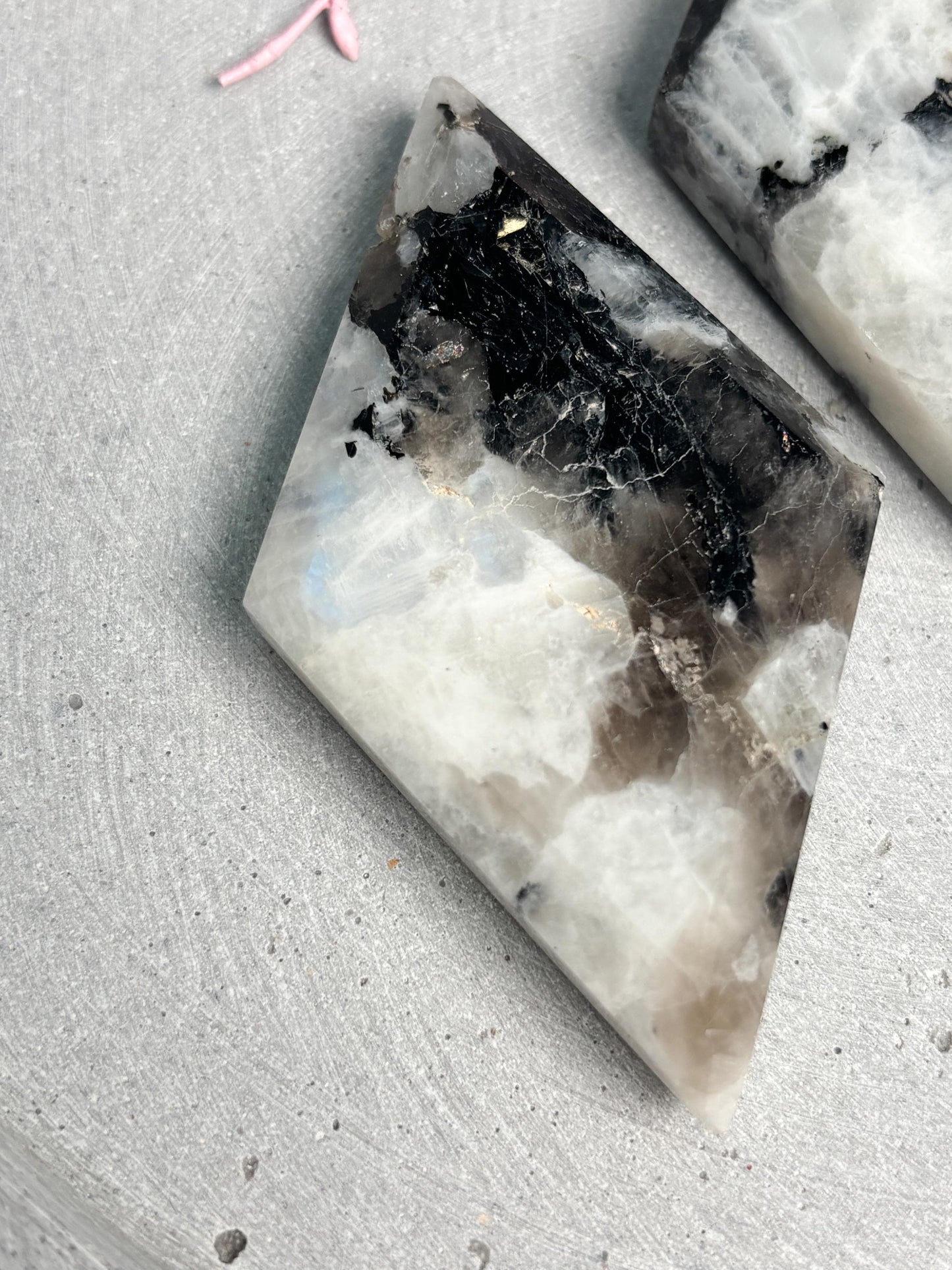 Weißer Labradorit Diamant schimmernd Naturstein Deko