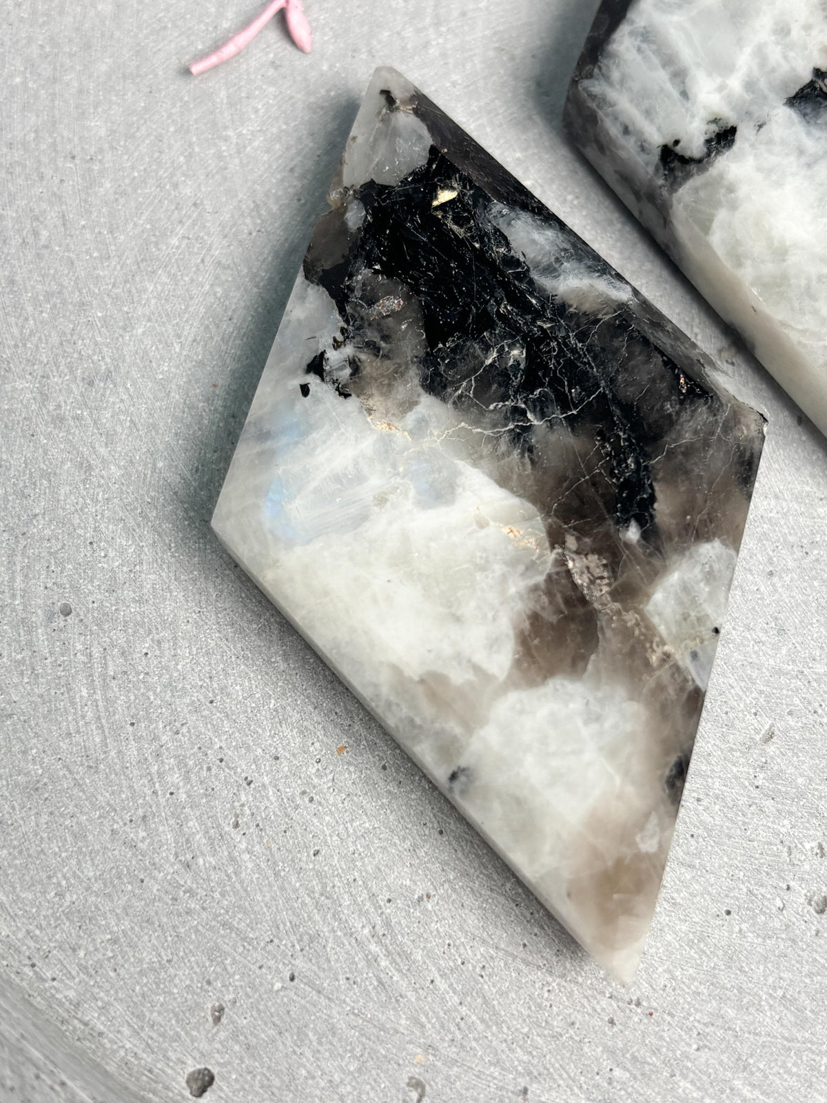 Weißer Labradorit Diamant schimmernd Naturstein Deko
