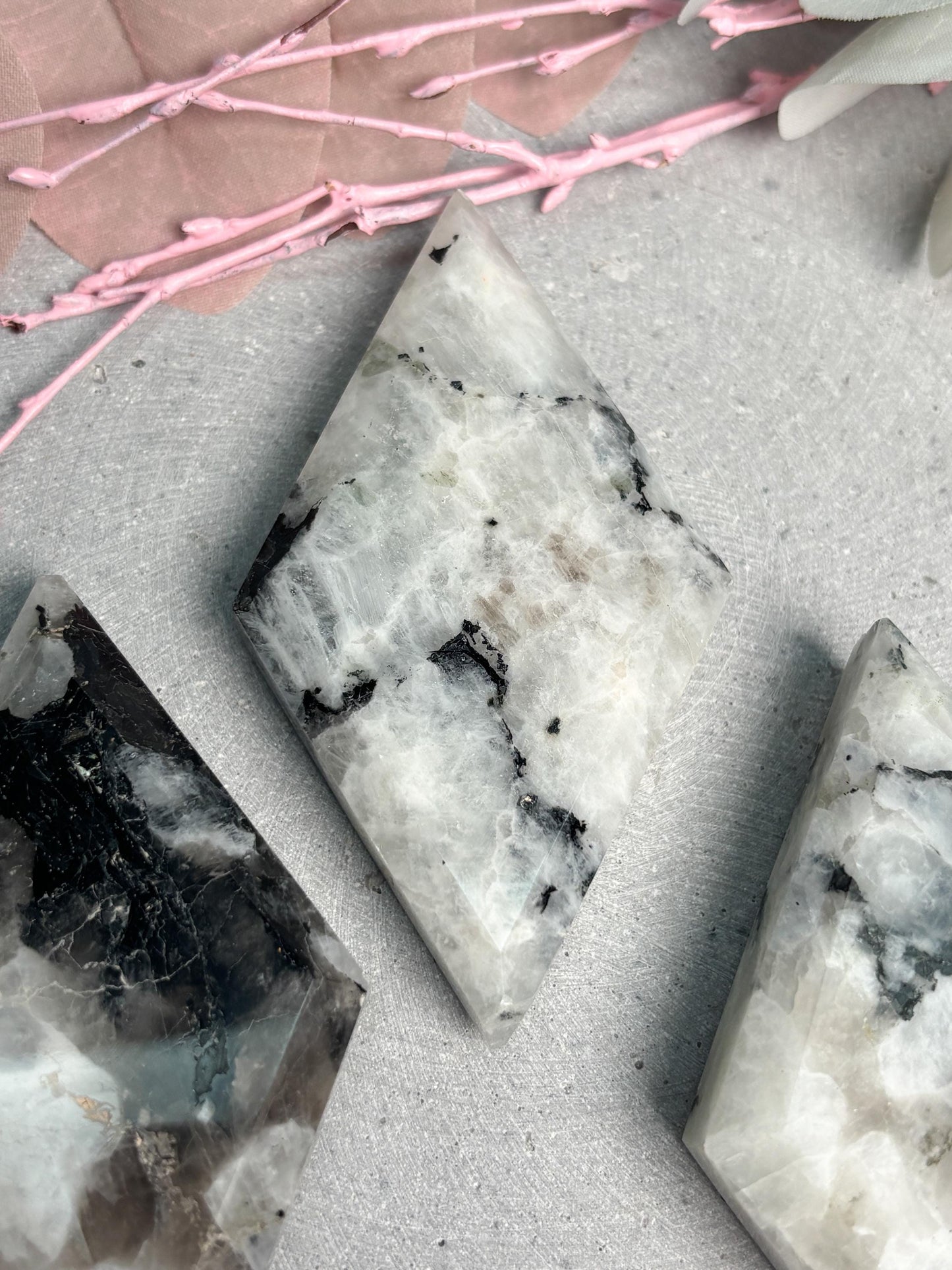 Weißer Labradorit Diamant schimmernd Naturstein Deko