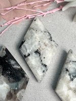 Weißer Labradorit Diamant schimmernd Naturstein Deko