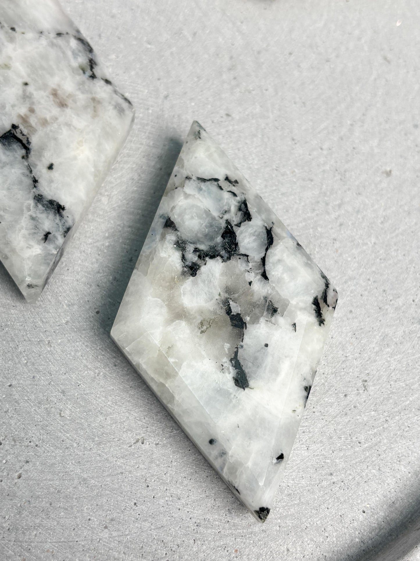 Weißer Labradorit Diamant schimmernd Naturstein Deko