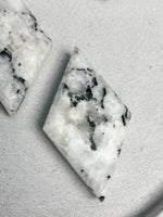 Weißer Labradorit Diamant schimmernd Naturstein Deko
