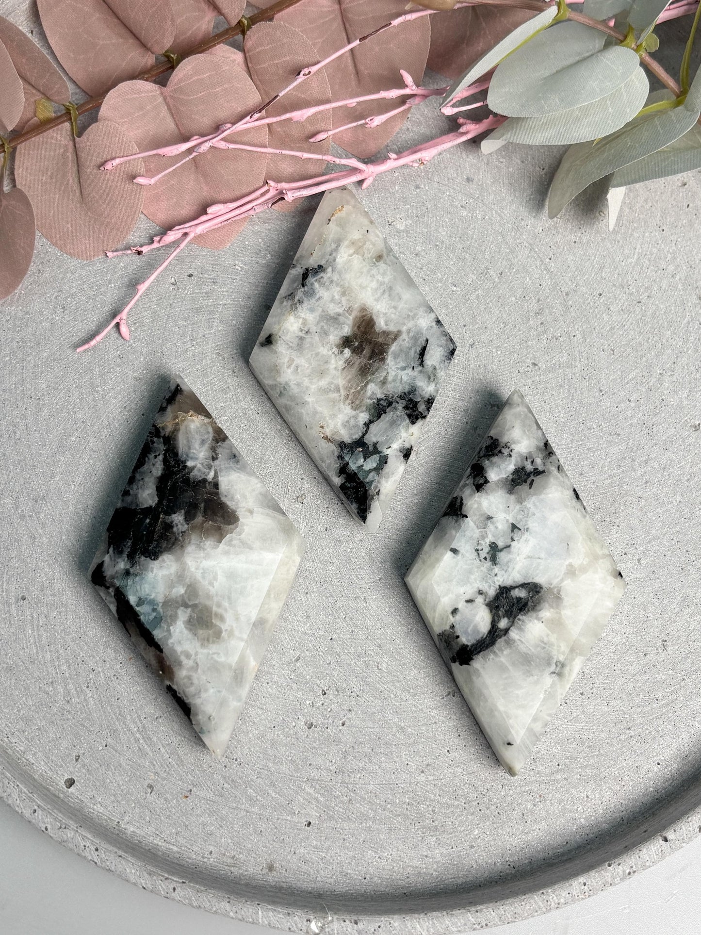 Weißer Labradorit Diamant schimmernd Naturstein Deko