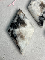 Weißer Labradorit Diamant schimmernd Naturstein Deko