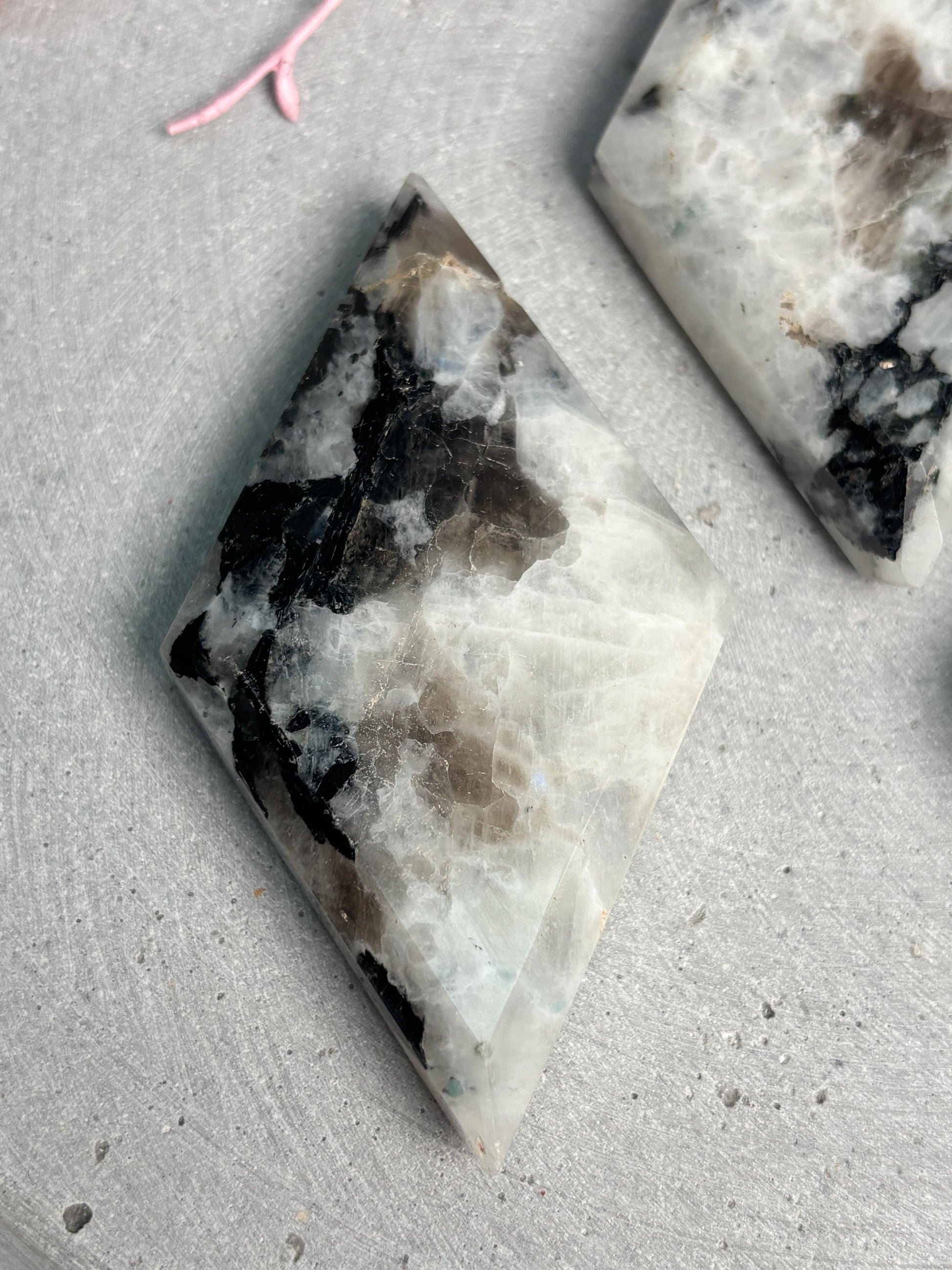 Weißer Labradorit Diamant schimmernd Naturstein Deko