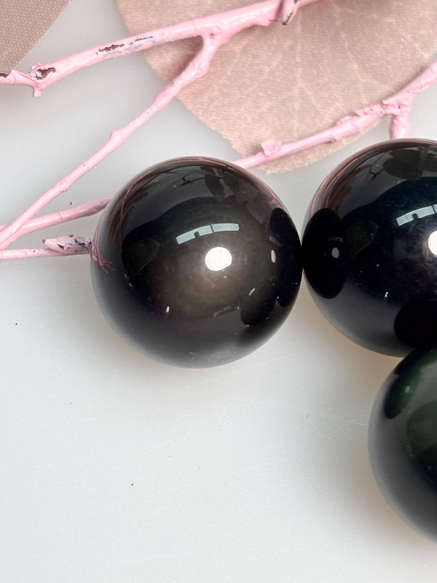 Regenbogen Obsidian Kugel 1,9 cm Naturstein Kristallkugel schwarz schimmernd