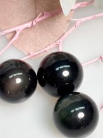 Regenbogen Obsidian Kugel 1,9 cm Naturstein Kristallkugel schwarz schimmernd