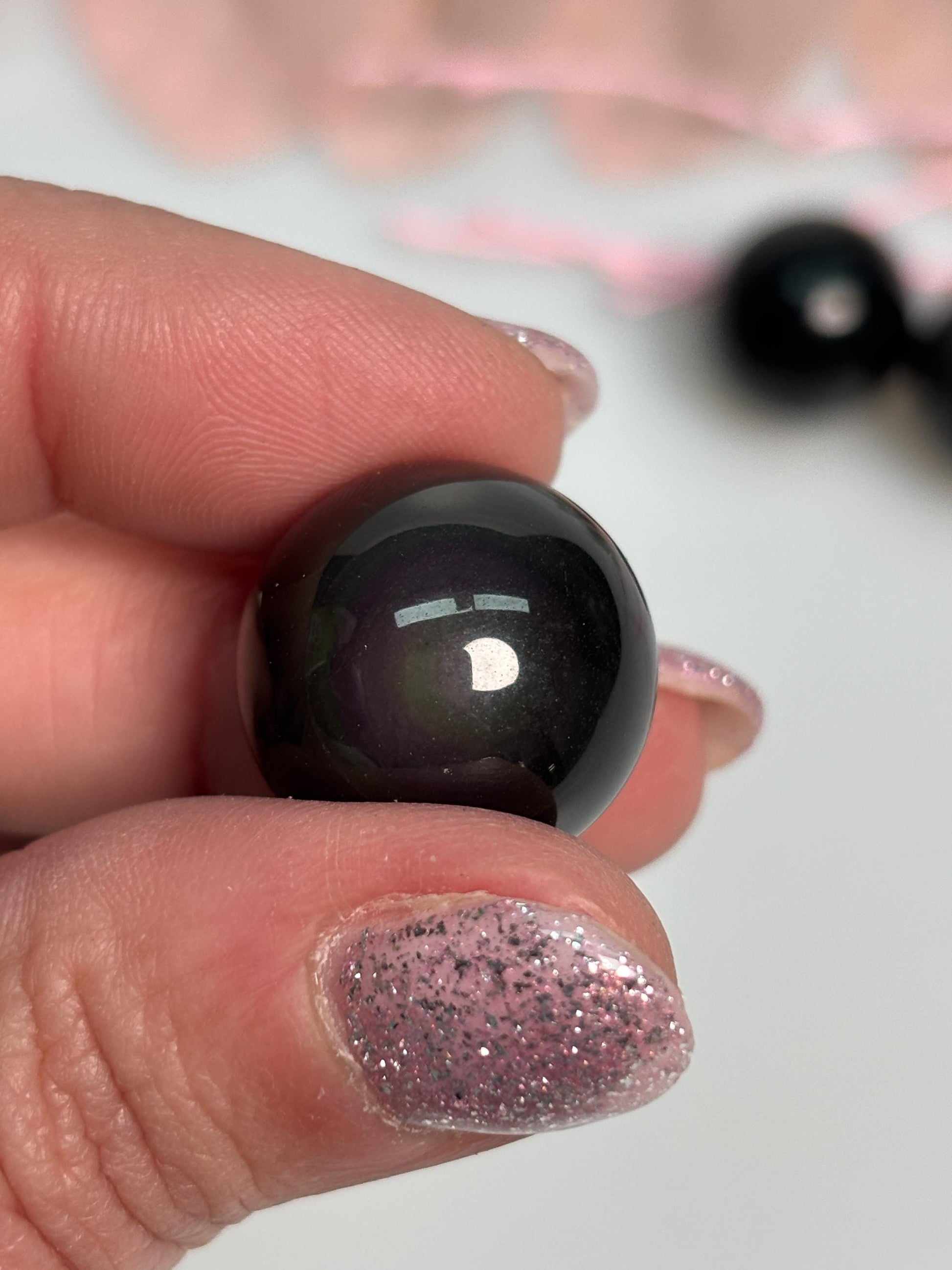 Regenbogen Obsidian Kugel 1,9 cm Naturstein Kristallkugel schwarz schimmernd