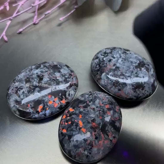 Yooperlite Handstein Palmstone fluoreszierend Naturstein poliert