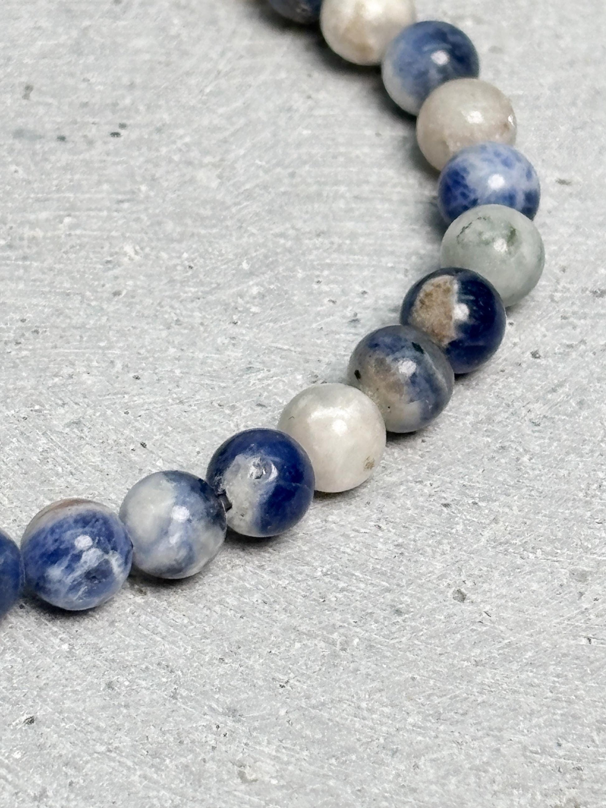 Sodalith Armband 6 mm elastisch blau weiß Naturstein