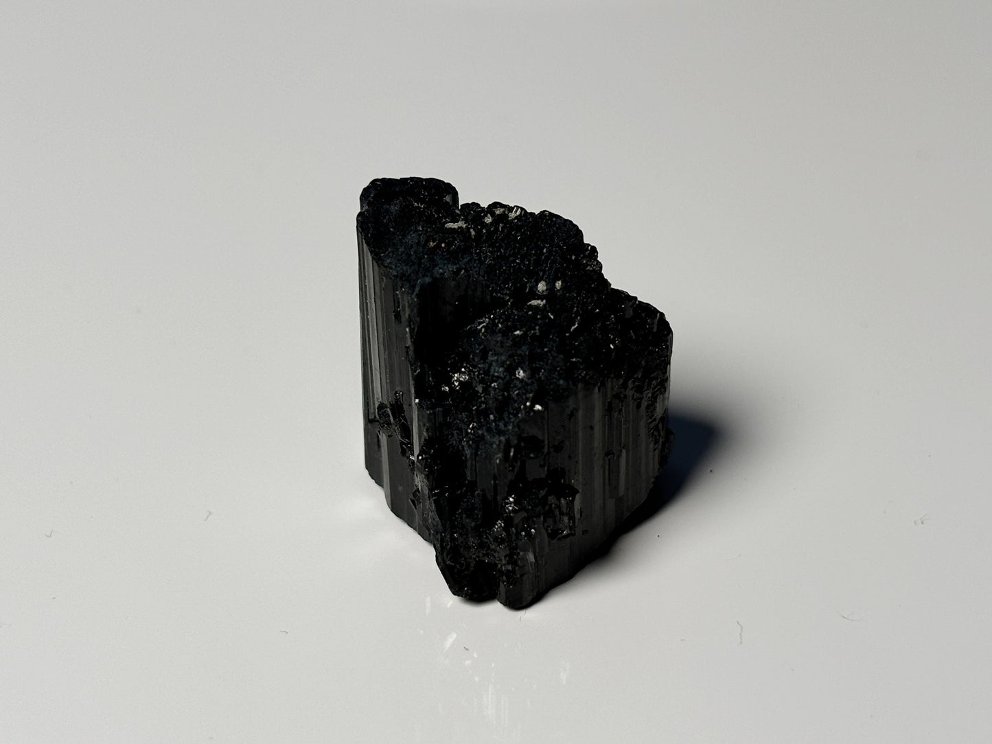 Schwarzer Turmalin Rohstein Naturstein schwarz roh