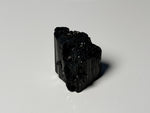 Schwarzer Turmalin Rohstein Naturstein schwarz roh