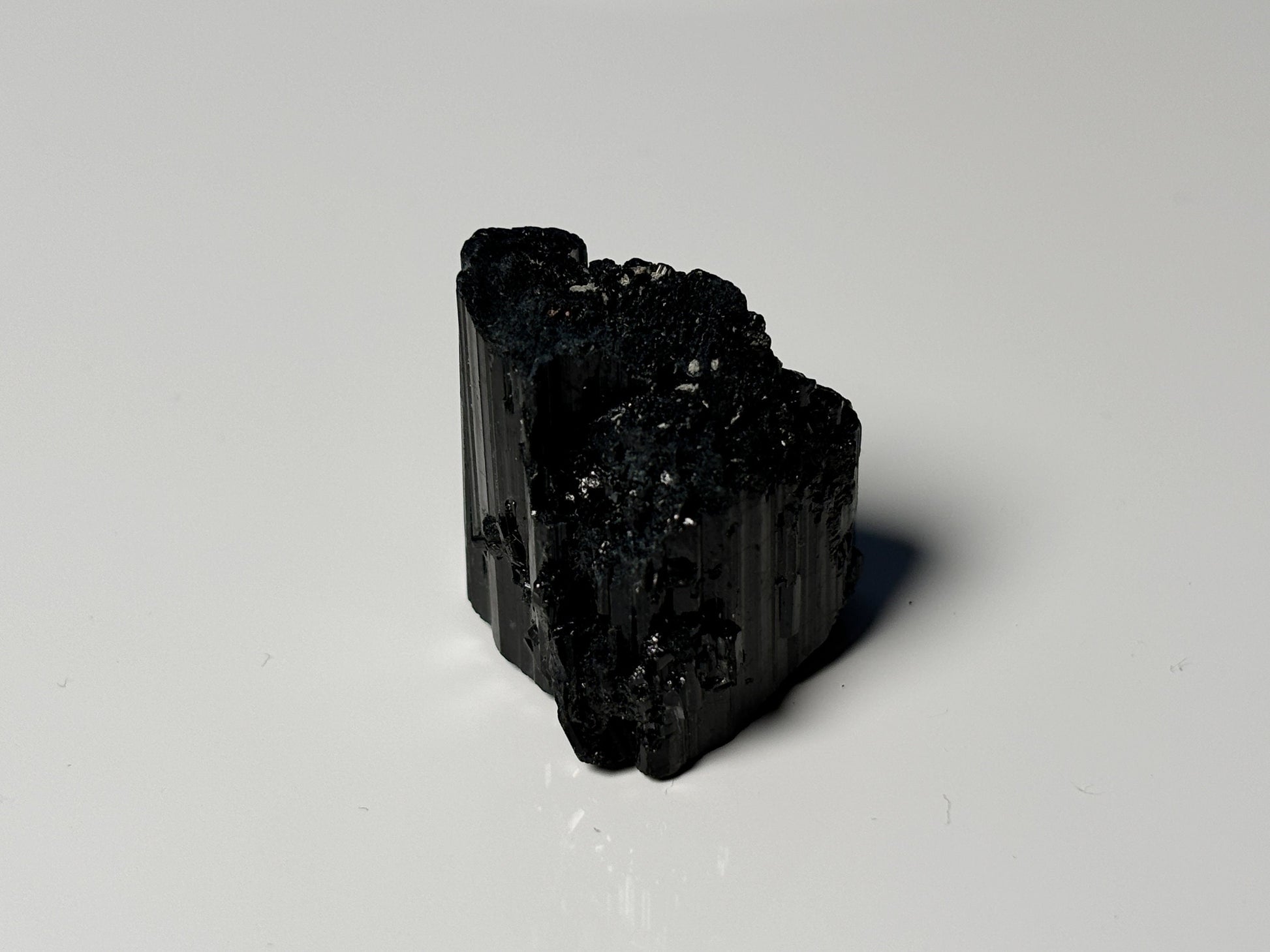 Schwarzer Turmalin Rohstein Naturstein schwarz roh
