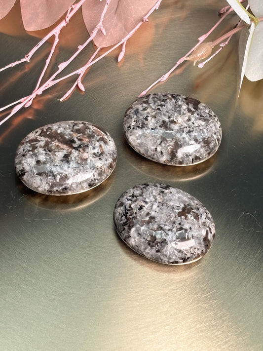 Yooperlite Handstein Palmstone fluoreszierend Naturstein poliert