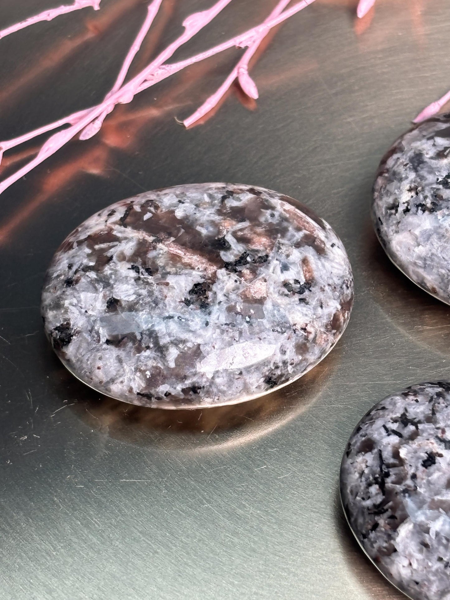 Yooperlite Handstein Palmstone fluoreszierend Naturstein poliert