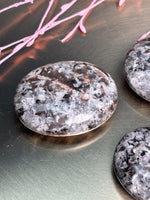 Yooperlite Handstein Palmstone fluoreszierend Naturstein poliert