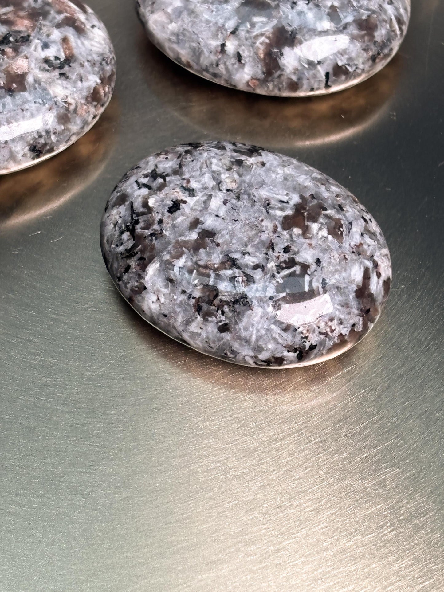 Yooperlite Handstein Palmstone fluoreszierend Naturstein poliert