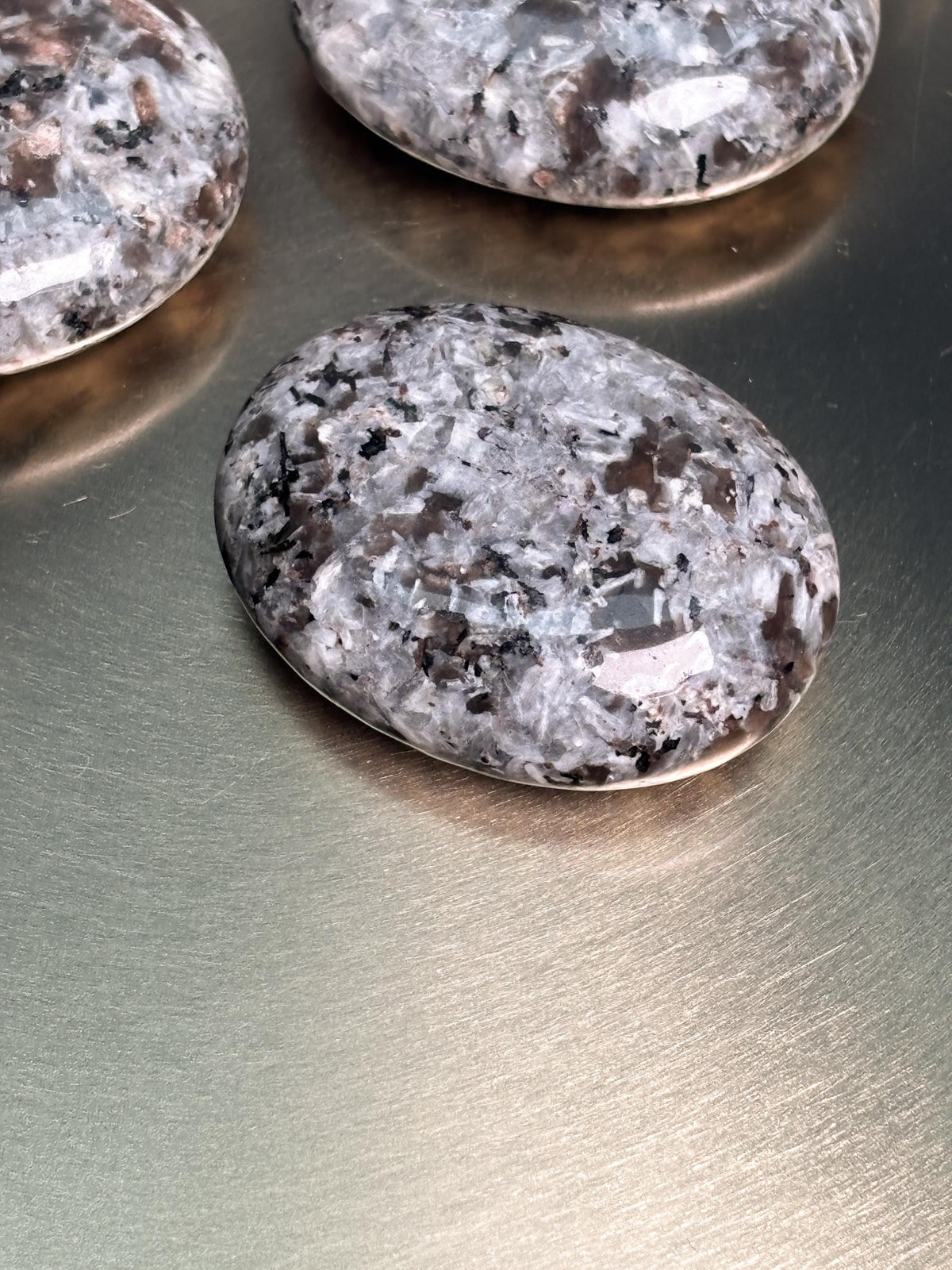 Yooperlite Handstein Palmstone fluoreszierend Naturstein poliert