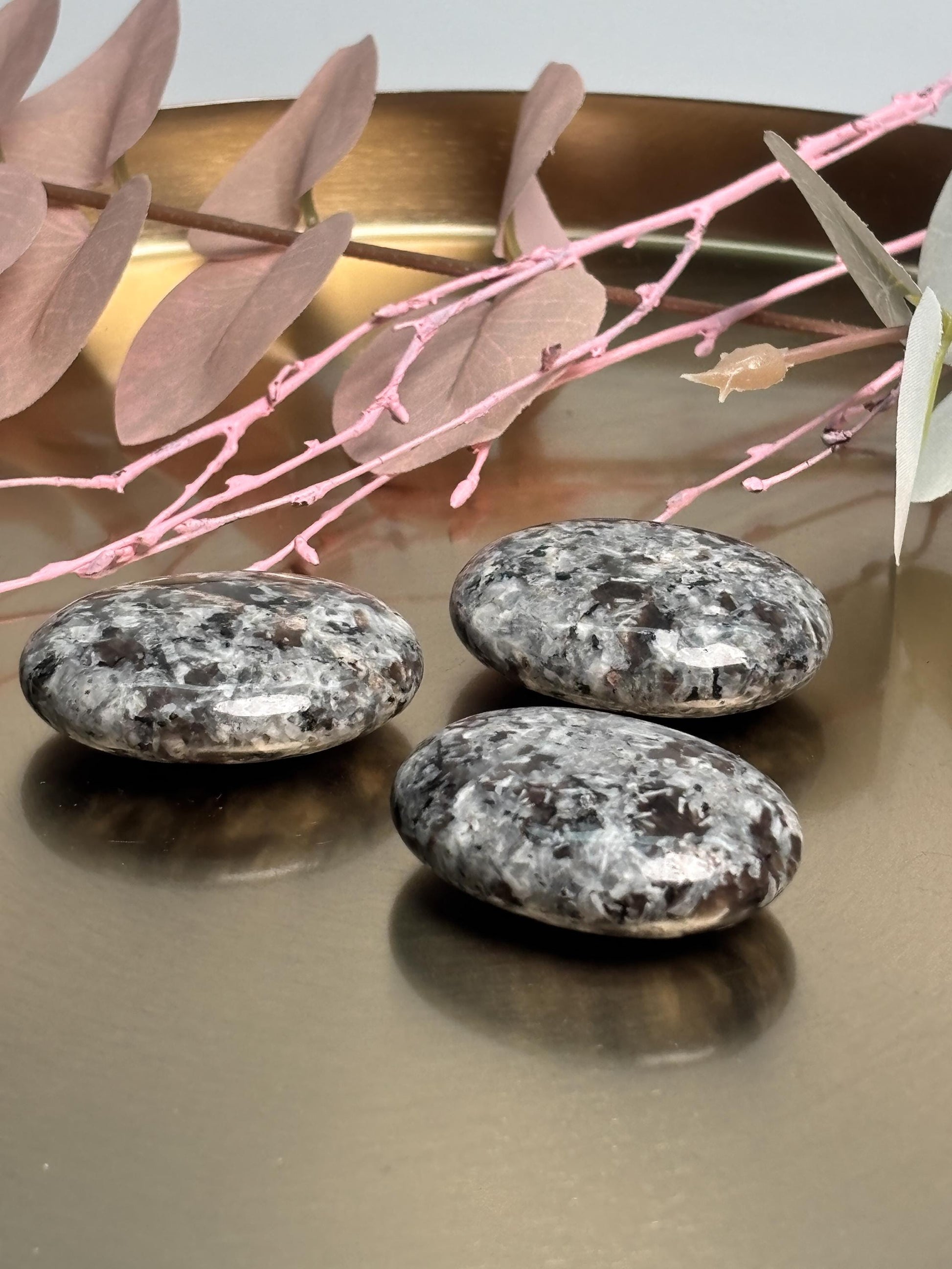 Yooperlite Handstein Palmstone fluoreszierend Naturstein poliert