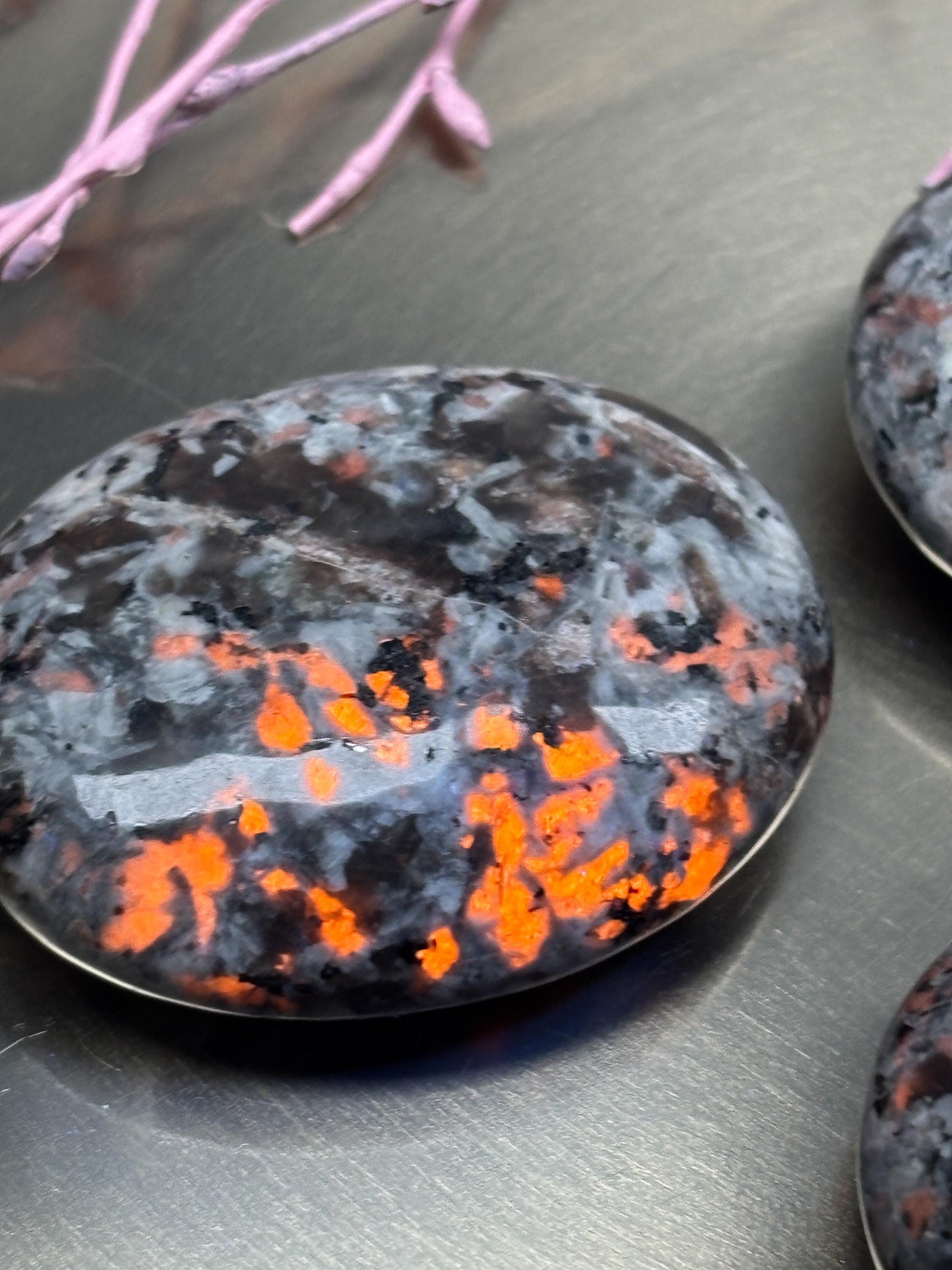 Yooperlite Handstein Palmstone fluoreszierend Naturstein poliert