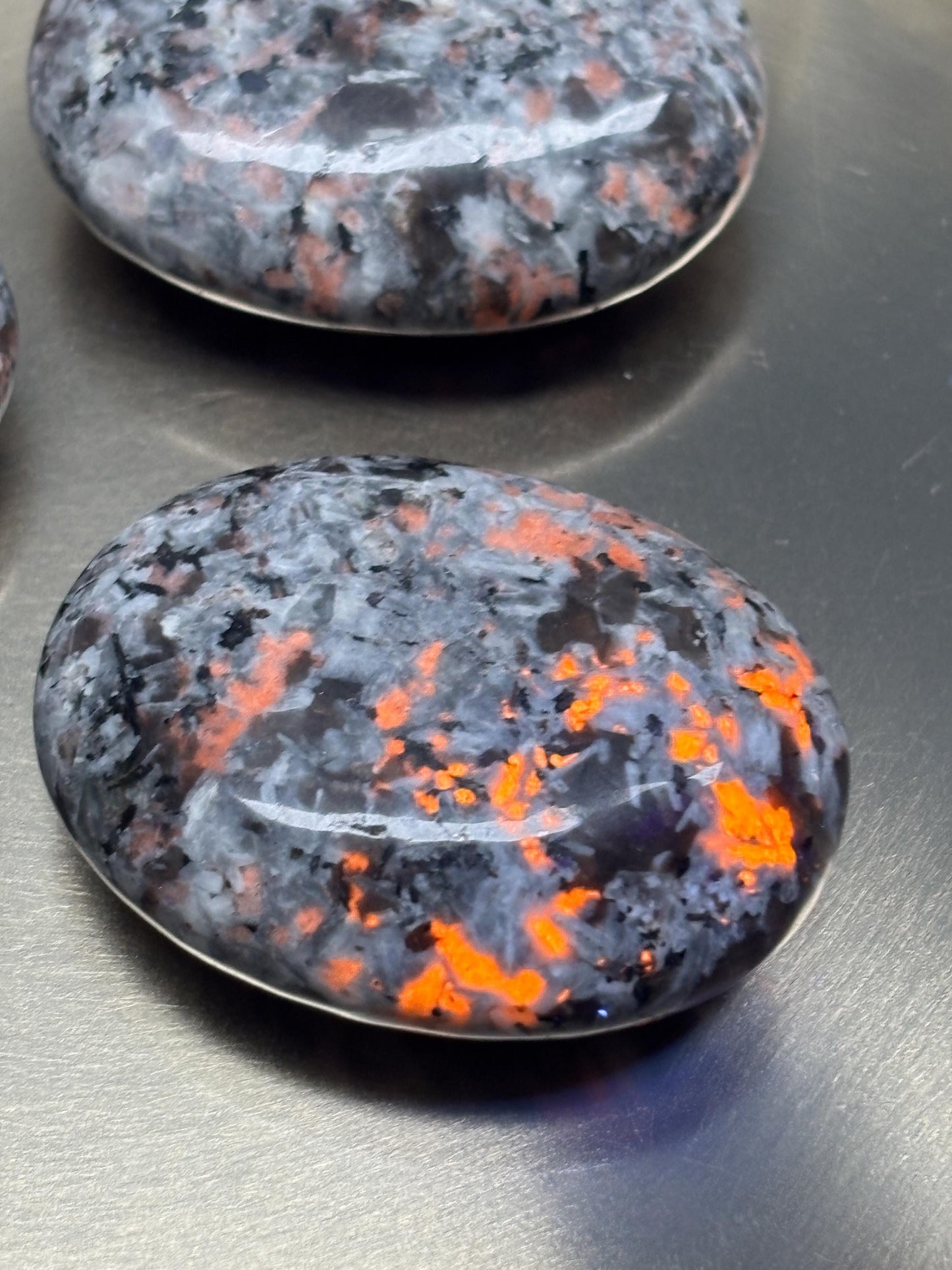 Yooperlite Handstein Palmstone fluoreszierend Naturstein poliert