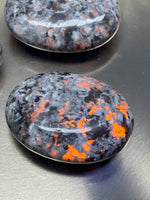 Yooperlite Handstein Palmstone fluoreszierend Naturstein poliert
