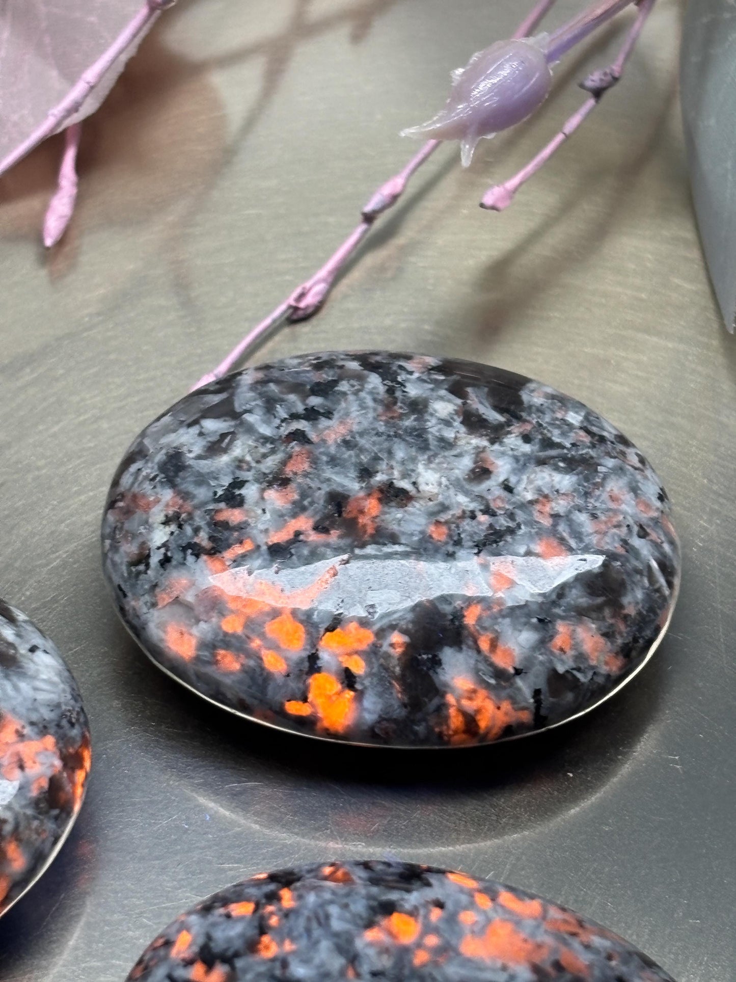 Yooperlite Handstein Palmstone fluoreszierend Naturstein poliert