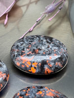 Yooperlite Handstein Palmstone fluoreszierend Naturstein poliert
