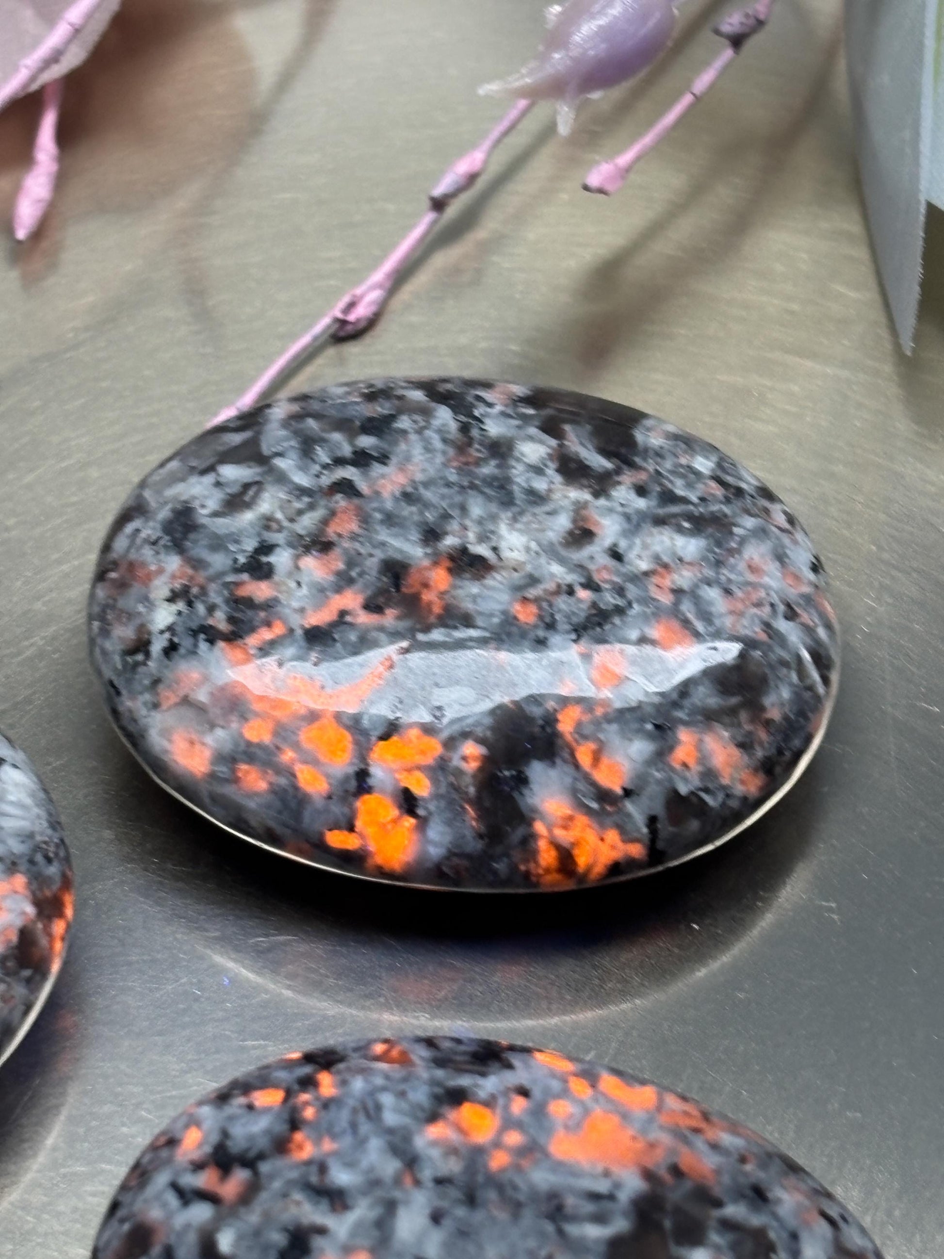 Yooperlite Handstein Palmstone fluoreszierend Naturstein poliert