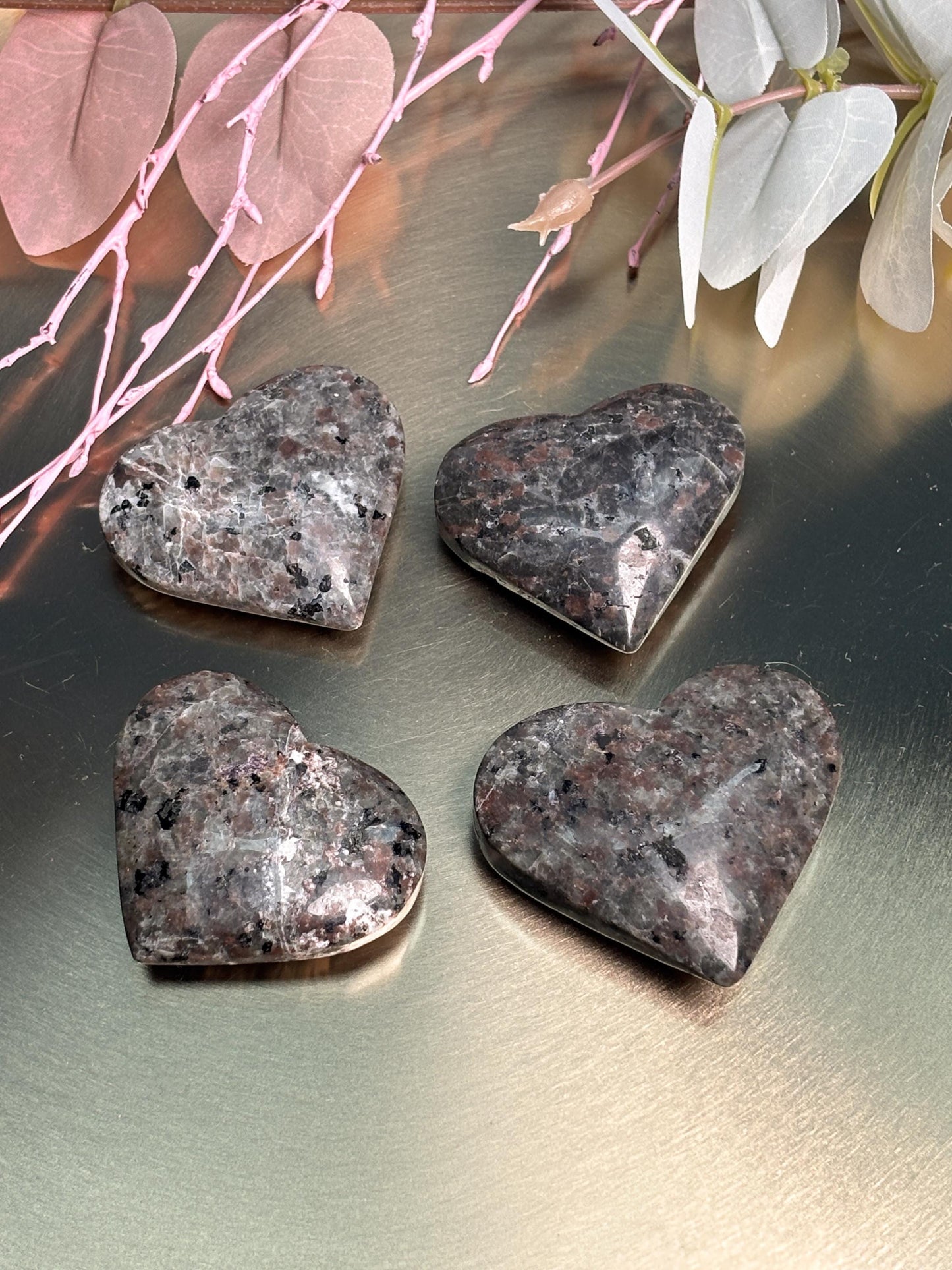 Yooperlite Herz Naturstein UV fluoreszierend poliert