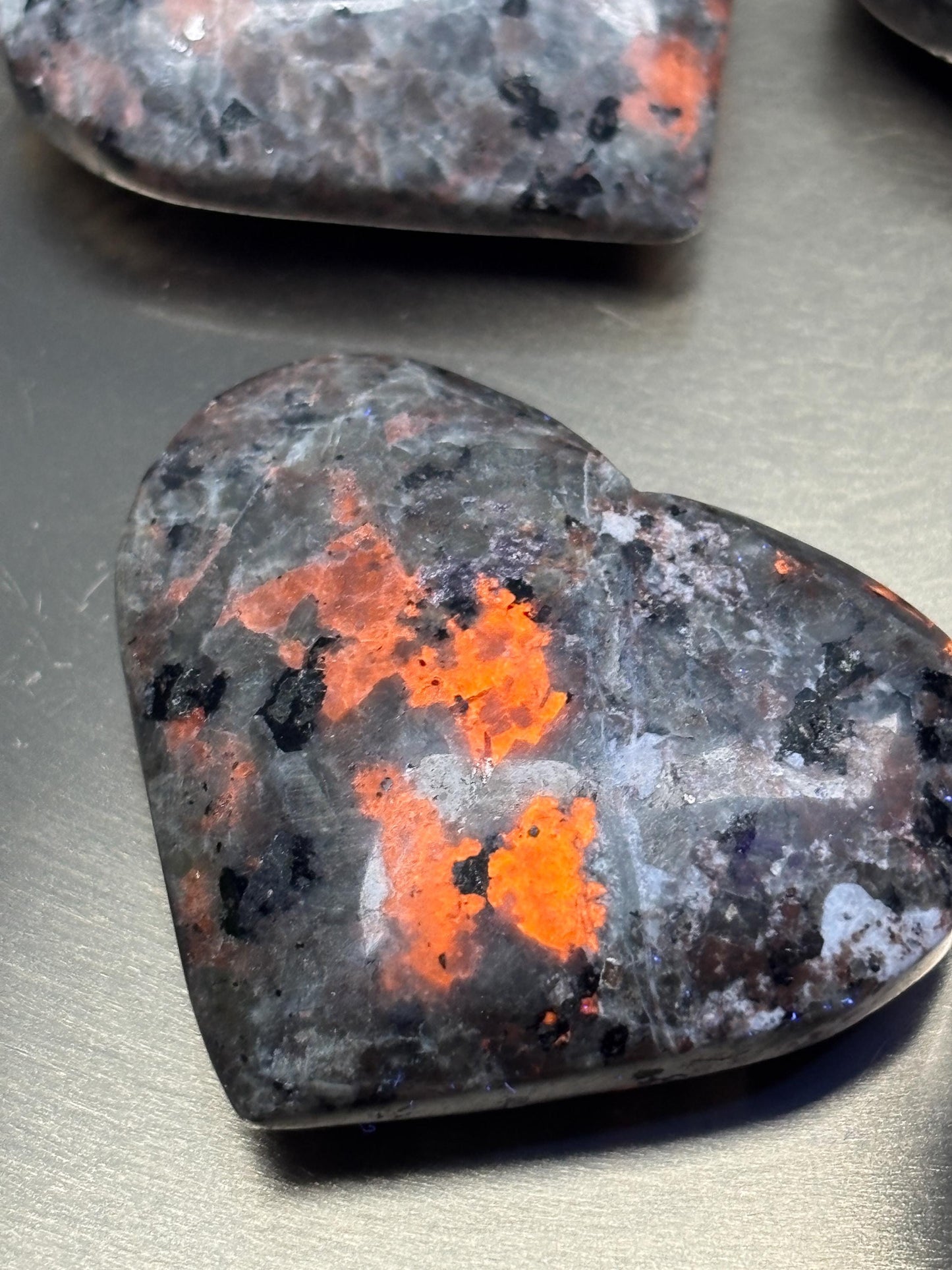 Yooperlite Herz Naturstein UV fluoreszierend poliert