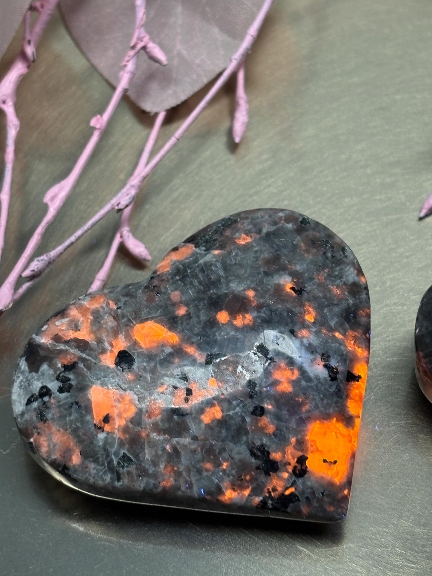 Yooperlite Herz Naturstein UV fluoreszierend poliert