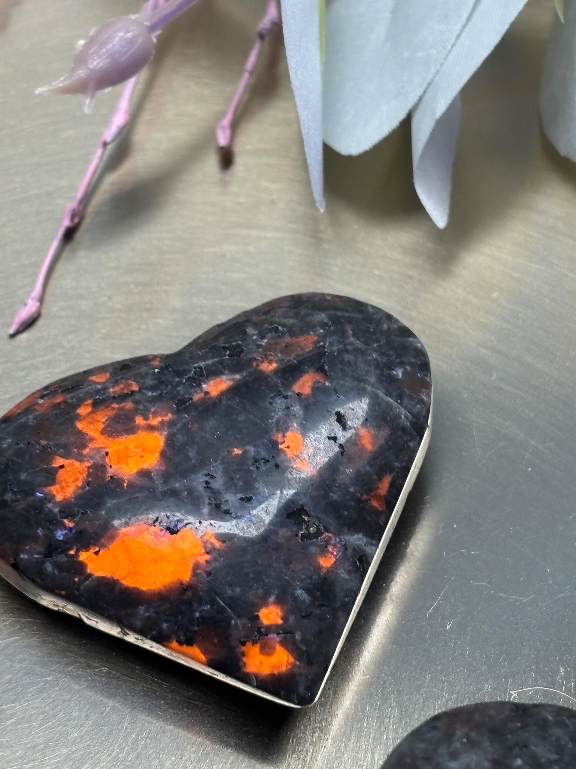 Yooperlite Herz Naturstein UV fluoreszierend poliert