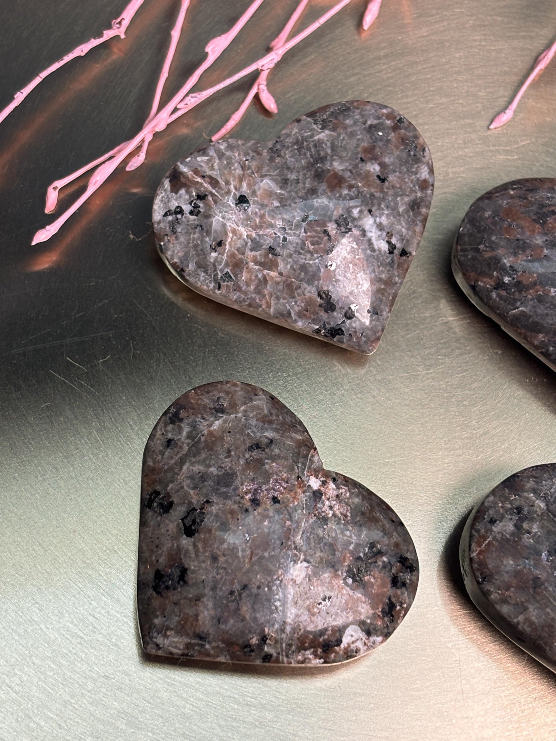 Yooperlite Herz Naturstein UV fluoreszierend poliert