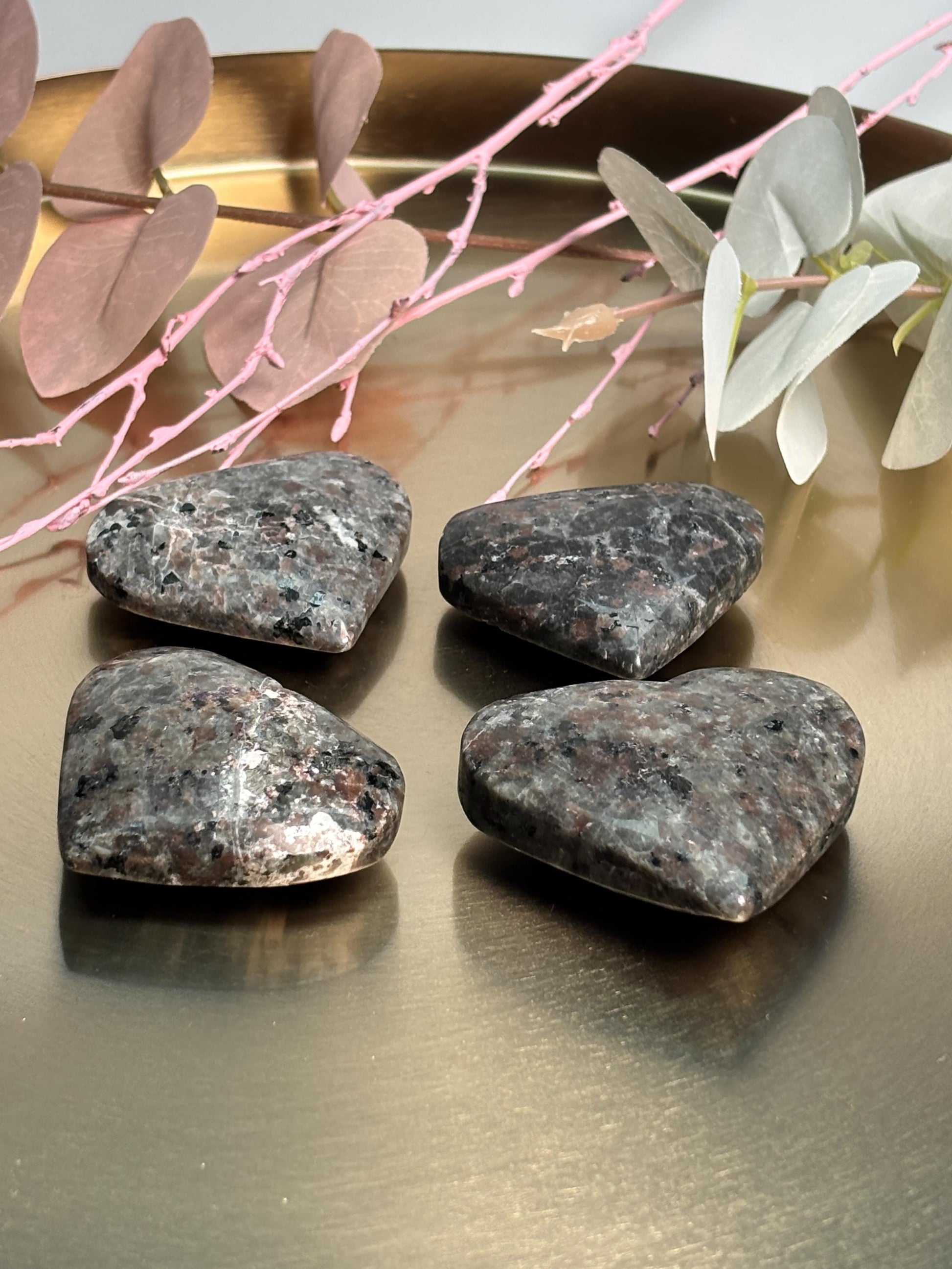 Yooperlite Herz Naturstein UV fluoreszierend poliert