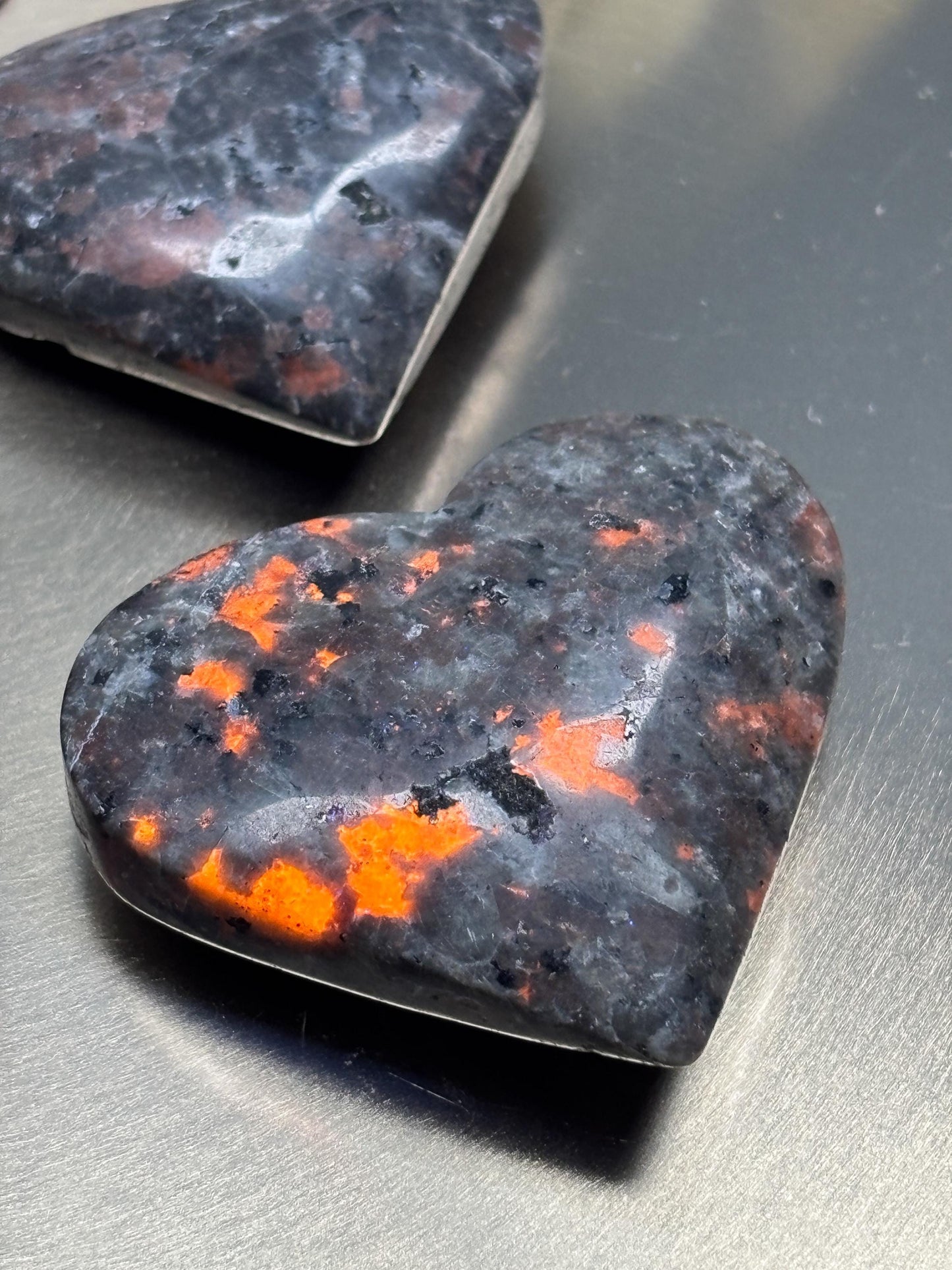 Yooperlite Herz Naturstein UV fluoreszierend poliert