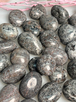 Yooperlite Trommelstein UV aktiv Naturstein fluoreszierend